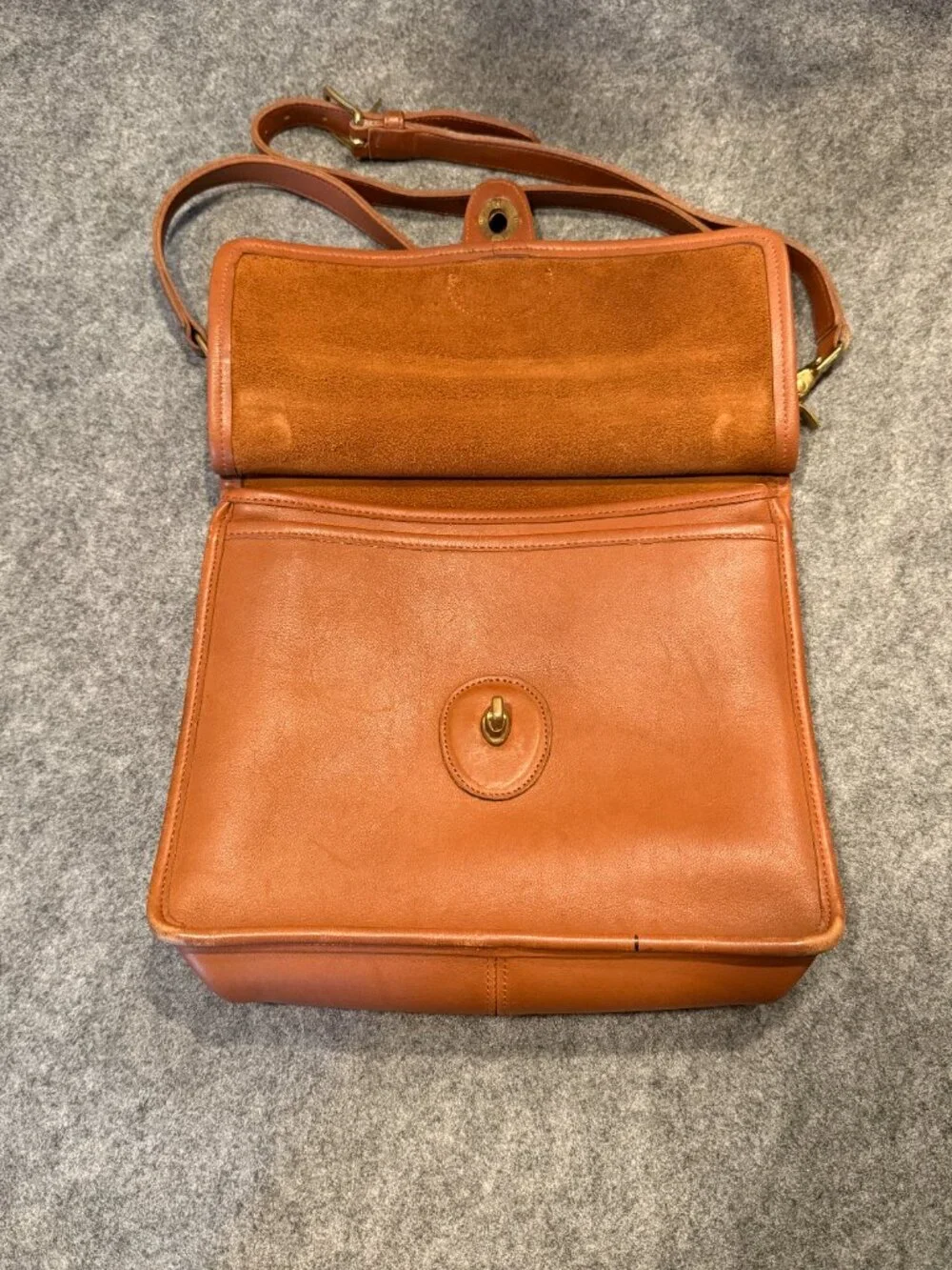 Vintage Coach British Tan Leather Crossbody Messenger Bag Brass Hardware USA - Picture 4 of 16